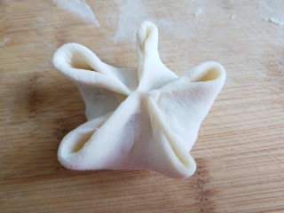 新文美食  梅花虾仁生蒸饺,包成五角形，中间捏紧。