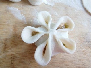新文美食  梅花虾仁生蒸饺,在用手整理出花瓣。