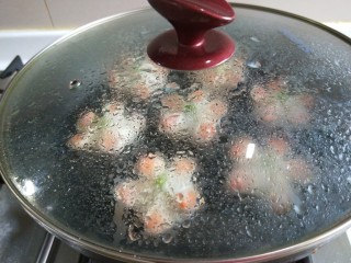 新文美食  梅花虾仁生蒸饺,盖上锅盖煎制。等水干了在煎制底皮金黄即可。