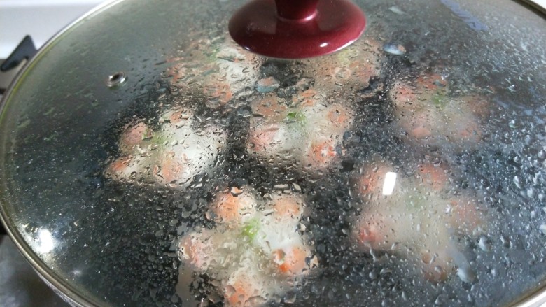 新文美食  梅花虾仁生蒸饺,盖上锅盖煎制。等水干了在煎制底皮金黄即可。