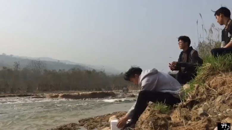 《野居青年》在河里捡回来一盆河鲜，做一顿美味的野味