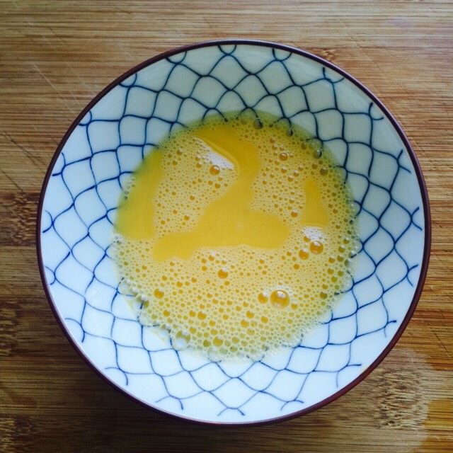 鲜美虾仁豆腐蒸蛋,加入清水打散均匀（鸡蛋和水1:1）