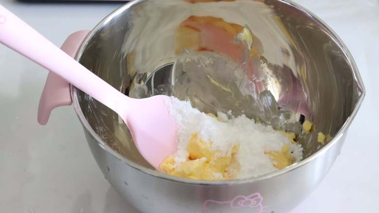 蔓越莓饼干，烘焙新手的烤箱开光之作,加入糖粉，拌匀一下，让糖粉混入到黄油中。