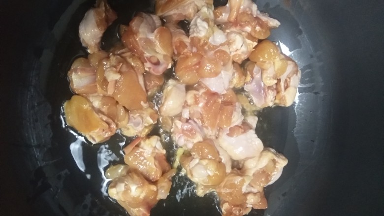 香菇滑鸡,放入腌好的鸡块煸炒