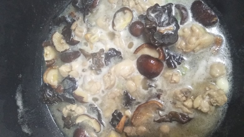香菇滑鸡,加适量盐烧开，小火慢炖20分钟