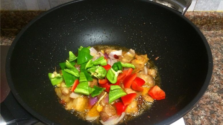 三色回锅肉,放入青椒和红椒翻炒30秒。