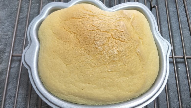 古早味蛋糕，萌萌的HelloKitty,提前150度预热烤箱，烤制150度50分钟。
