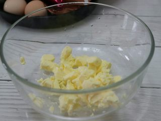 苹果布丁派,准备食材。黄油切成很小的小块。不需要打发。
