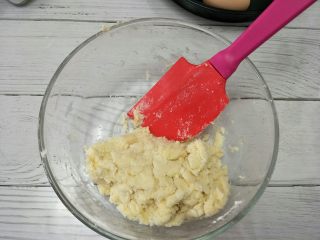 苹果布丁派,加入糖粉，盐，继续切拌，加入冰水，用刮刀辅助面粉归拢。