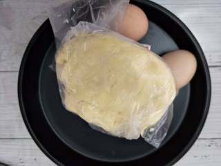 苹果布丁派,放入保鲜袋，依据可以看到面粉包裹的黄油颗粒，放冷冻10分钟。