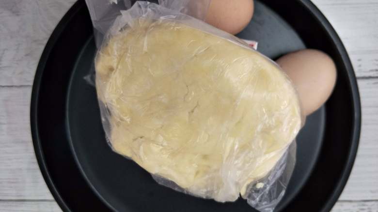 苹果布丁派,放入保鲜袋，依据可以看到面粉包裹的黄油颗粒，放冷冻10分钟。
