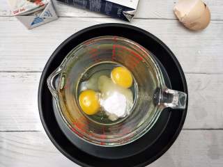 苹果布丁派,开始制作布丁液，鸡蛋加糖搅匀。