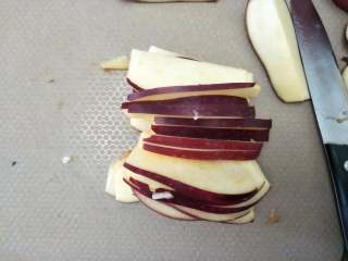 苹果布丁派,烤制过程中，可以制作苹果片，切的稍微薄一些。