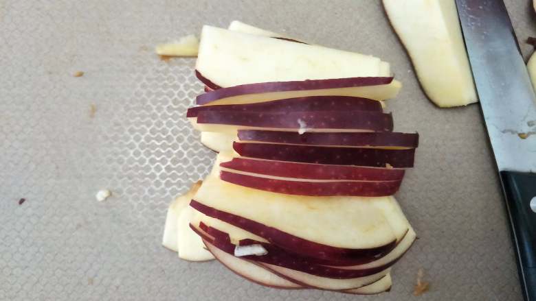 苹果布丁派,烤制过程中，可以制作苹果片，切的稍微薄一些。
