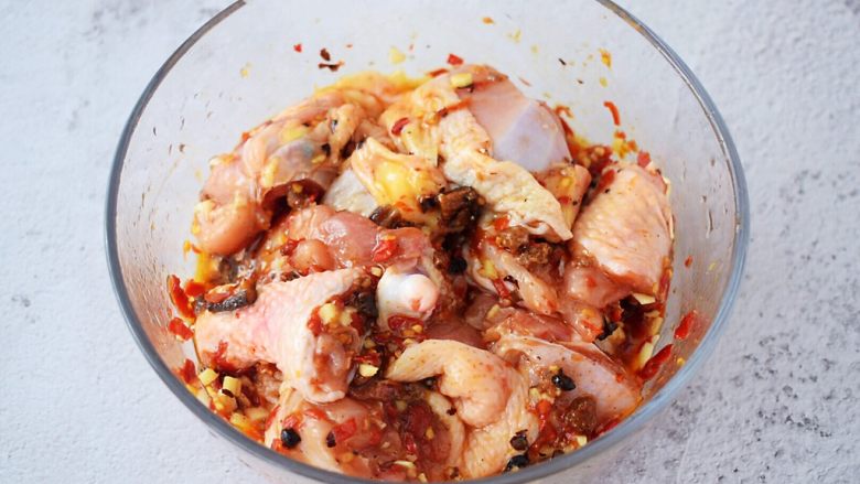 辣椒香菇酱蒸鸡肉,抓匀后腌制半小时