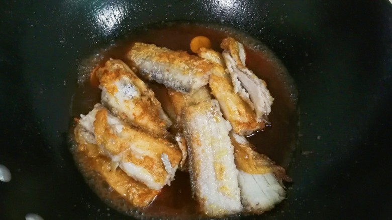 番茄酱带鱼,放入适量热水烧开，放入带鱼