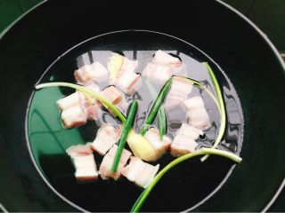 家常菜+红烧肉,放入不粘锅，倒入没过肉的冷水，放入2片姜、1根小葱，开中大火加热。