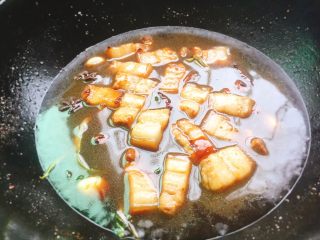 家常菜+红烧肉,倒入没过肉的水，大火煮开后，盖盖儿转小火炖煮1个半～2小时。（或高压锅，上汽后小火炖煮30-40分钟）