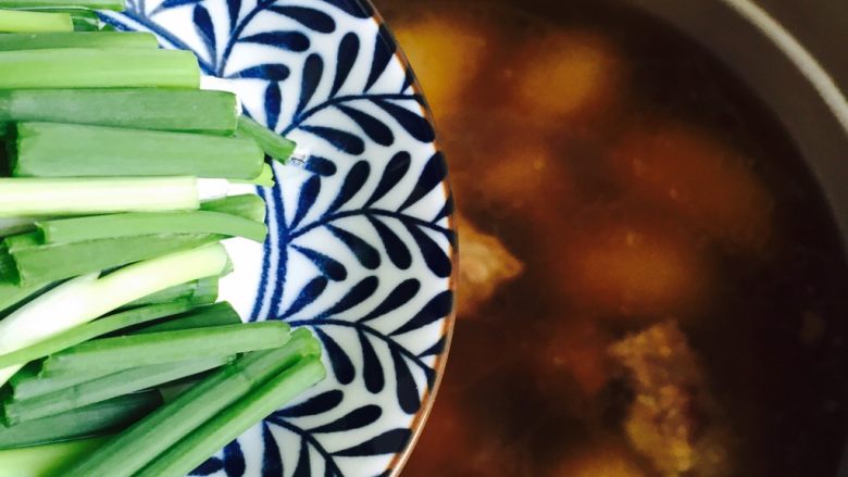 家常菜+芋头排骨汤,放入葱段搅拌均匀