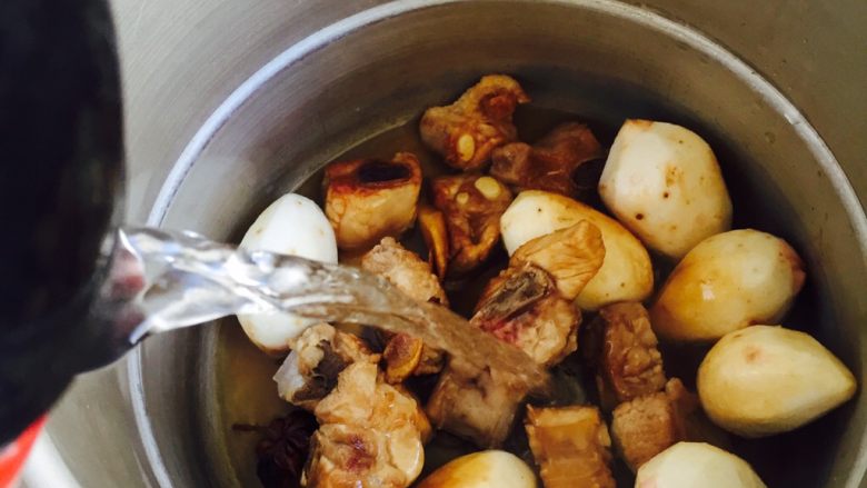 家常菜+芋头排骨汤,倒入高压锅加入足够的热水