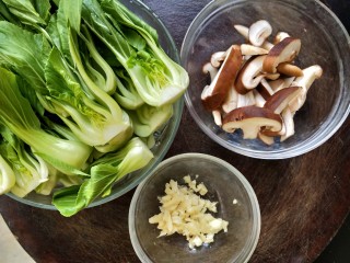 香菇这样做，瞬间光盘,首先来处理食材。油菜冲洗干净，对半切开。香菇切成片，蒜头剁碎。
