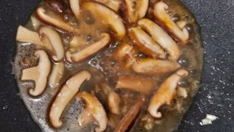 香菇这样做，瞬间光盘,翻炒均匀后，再焖一分钟左右出锅。