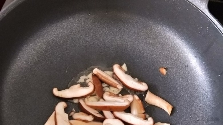 香菇这样做，瞬间光盘,锅重新烧热放油，再放入蒜蓉和香菇。