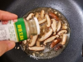 香菇这样做，瞬间光盘,然后倒入剩下的汁。再加入适量孜然粉和一丢丢白糖，还有少许热水。