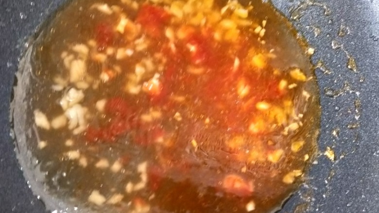 好吃到连汤汁都不剩的~茄汁豆腐,再加入适量热水，烧开。