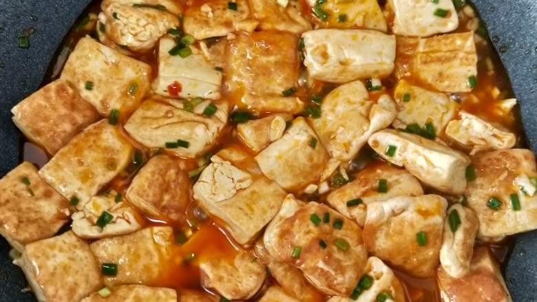 好吃到连汤汁都不剩的~茄汁豆腐,翻炒均匀即可出锅。