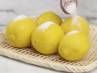 百香果柠檬蜂蜜水,柠檬5个，用盐搓去表面蜡质，洗净擦干备用