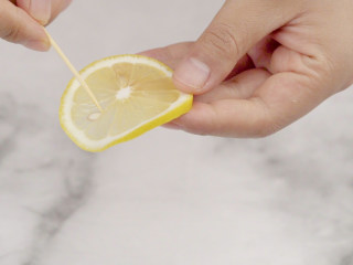 百香果柠檬蜂蜜水,柠檬切片去籽，装碗备用