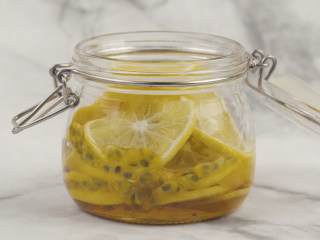 百香果柠檬蜂蜜水,密封罐内倒入一层蜂蜜，铺一层柠檬片，铺一层百香果，层层交替铺满