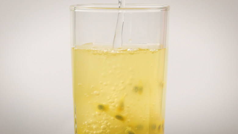 百香果柠檬蜂蜜水,将密封罐放入冰箱冷藏腌制2-3天，取出加水冲饮即可