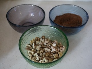 南瓜核桃红糖肉桂卷,准备好的馅料，红糖和肉桂粉混合
