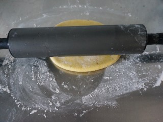 南瓜核桃红糖肉桂卷,用擀面杖擀开成长方形面片