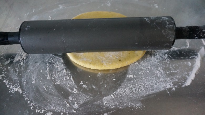 南瓜核桃红糖肉桂卷,用擀面杖擀开成长方形面片