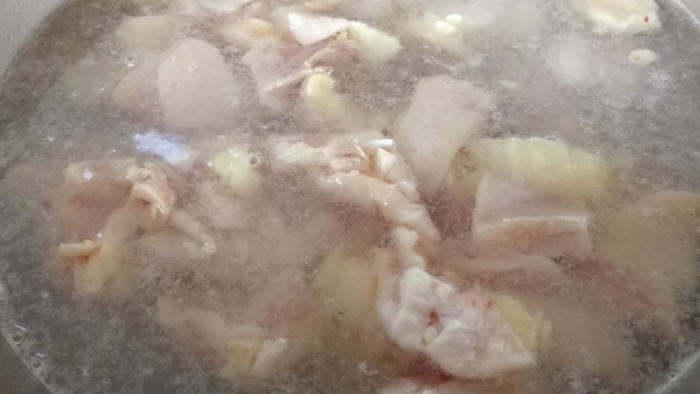 香辣炒鸡腿,然后开水入锅将切好的鸡腿肉打焯。