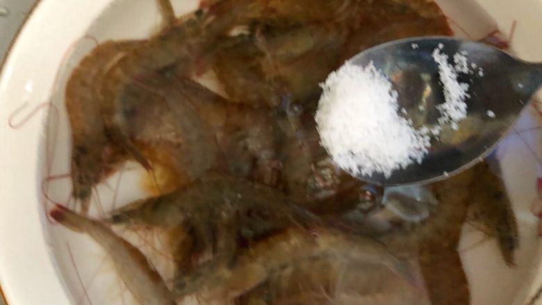家常海鲜粉,明虾用淡盐水浸泡半个小时，浸泡好剪掉虾须，洗净待用