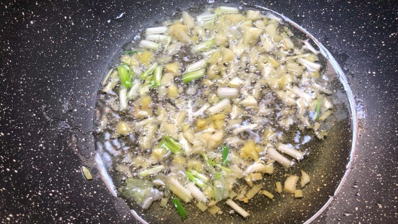 家常海鲜粉,热锅放入适量油，放入葱白、姜末、蒜末炒香