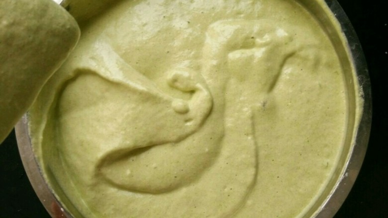 绿色戚风蛋糕,重新倒回蛋白糊里，继续翻拌至顺滑。