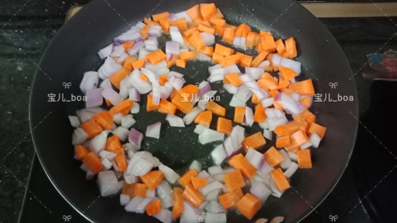 彩蔬炒面,，锅里加入适量的油，放入洋葱丁和红萝卜丁，翻炒至有点变透