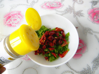 浇汁金针菇,
把红辣椒也切碎，放在香葱上面，在撒一点胡椒粉