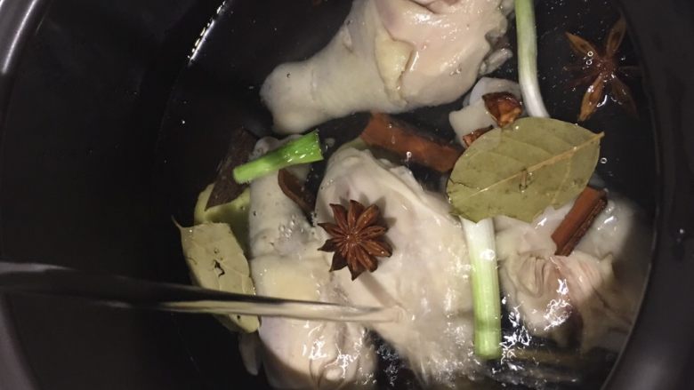 香菇卤鸡腿,把鸡腿和香料一起放进砂锅，倒入适量水