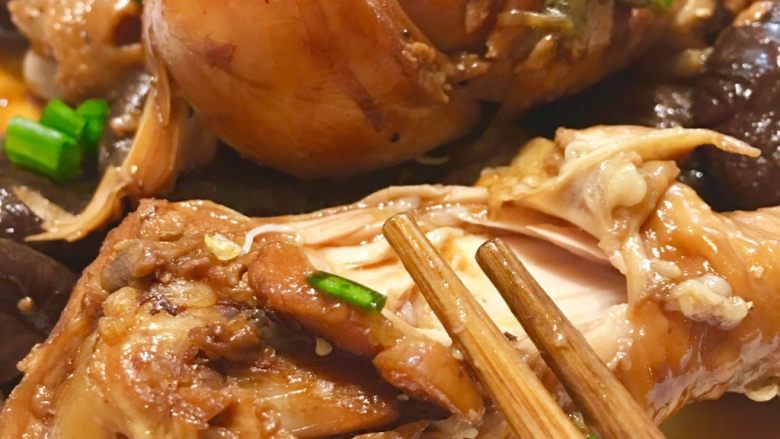香菇卤鸡腿,😋一口气吃完… 肉很软，筷子直接可拨开
 
好吃又简单…