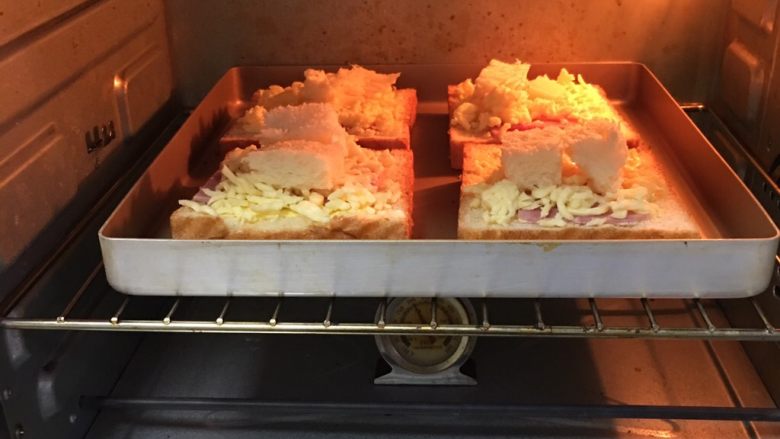 奶酪火腿吐司片,烤箱预热至190度，烤制18分钟。