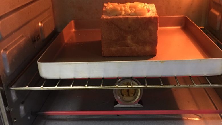 面包诱惑,烤箱预热至180度，烤制18分钟。