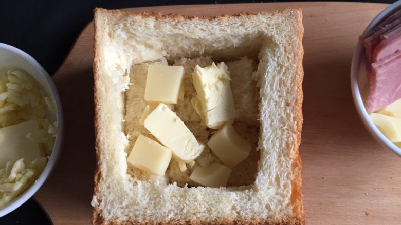 面包诱惑,放入干奶酪和黄油小块。