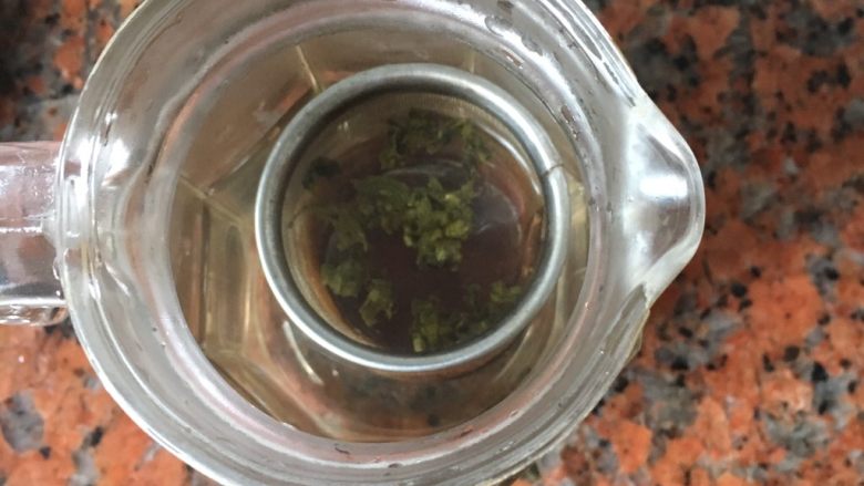 水果茶,绿茶先用开水泡出茶水來