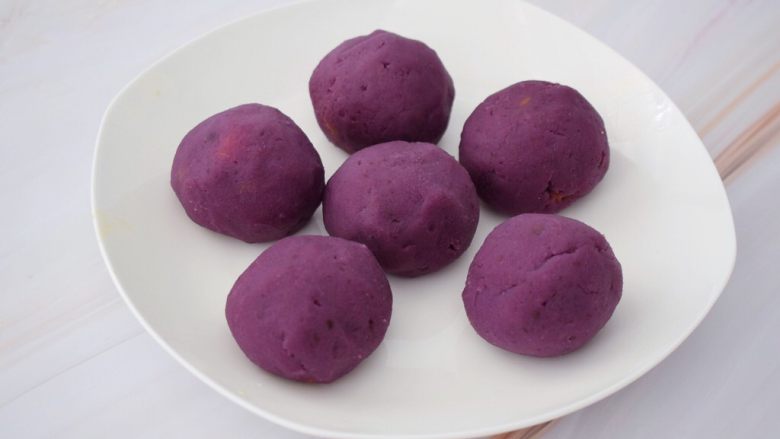 紫薯月饼,面团醒发时间，把紫薯馅分为60克为一份